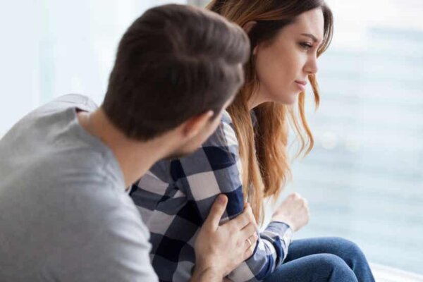 Man probeert gestreste partner gerust te stellen