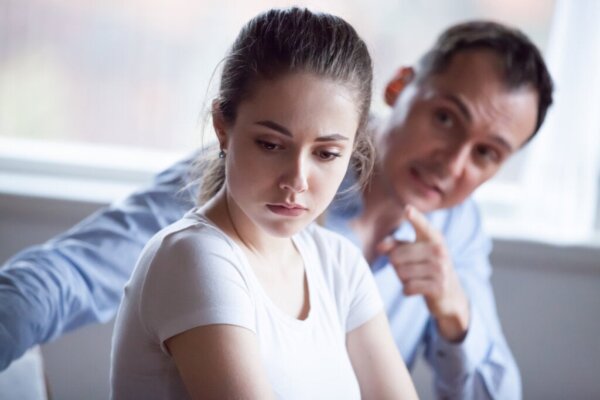 How to Deal with Controlling People in Your Life