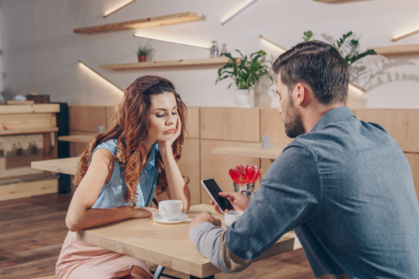 Verveelde vrouw omdat haar man op de sociale media zit