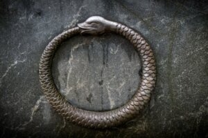 The Paradox of the Ouroboros and the Eternal Return