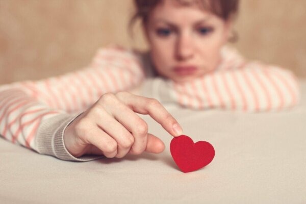 Een droevige vrouw, met emotionele wonden