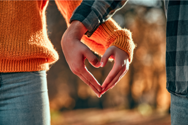 hjerteformede hender for å representere empati-altruisme-hypotesen