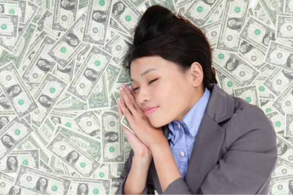 Kvinde sover på pengesedler