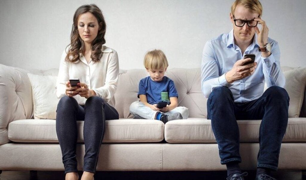 cell-phone-addicted-parents-and-children-who-feel-ignored