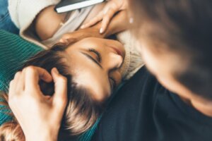 Identity Amnesia in Love: Forgetting Who You Are
