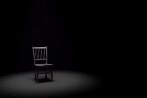 Lege stoel in donkere kamer