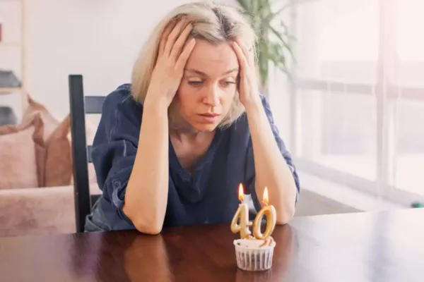 kvinne som er trist på bursdagen sin