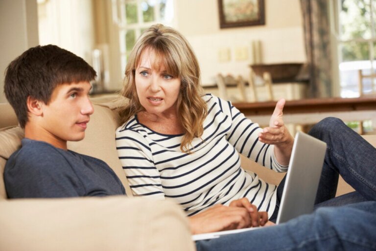 Teens Disconnect From Their Mothers' Voices, Research Claims