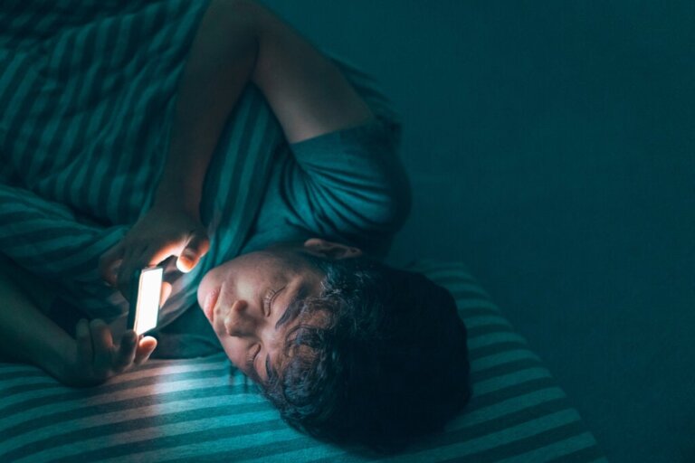 The Risks of Nighttime Cell Phone Use for Teens