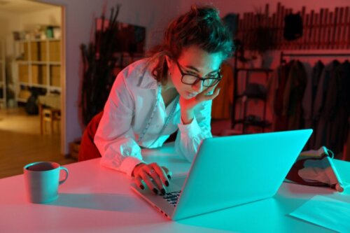 What Lies Behind Your Urgent Need to Answer Work E Mails?